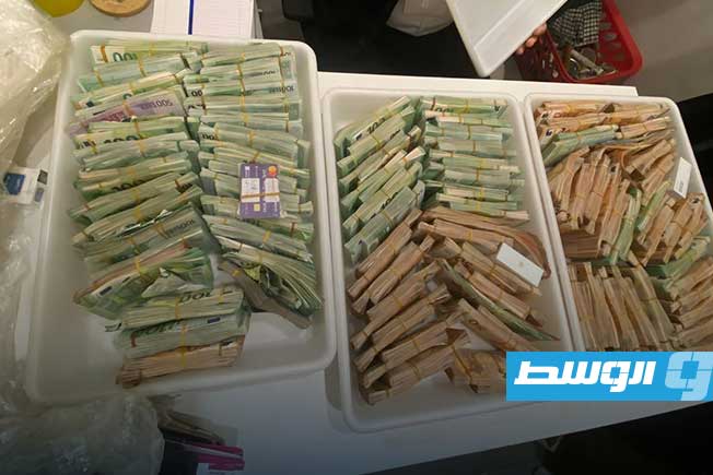 «بحوزة سيدات».. إحباط تهريب 1.2 مليون يورو في مطار مصراتة