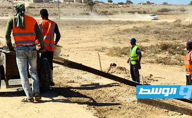 صيانة أكتاف ومجاري الأمطار بواديي عايد والطرفاوي بلدية بئر الأشهب