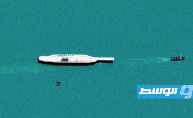 إيران تنقل مجسما لحاملة طائرات أميركية إلى مضيق هرمز