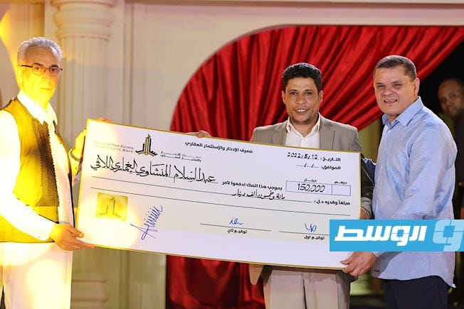 الدبيبة يسلم صكوك الدفعة الأولى من القروض السكنية للشباب