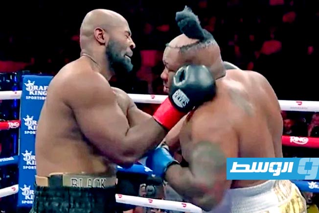 فيديو.. ملاكم يفوز بنزال ويخسر شعره المستعار على الحلبة