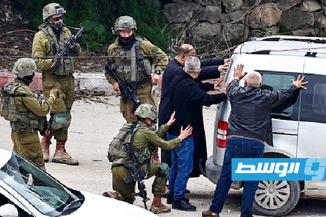 الاحتلال الإسرائيلي يقتل فلسطينيا ويعتقل أسرى محررين في الضفة الغربية