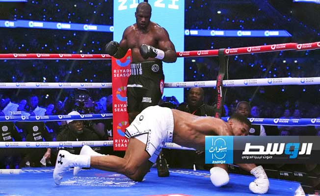 (فيديو).. قاضية «دوبوا» تُسقط «جوشوا» وتحفظ لقب الاتحاد الدولي للملاكمة في الوزن الثقيل