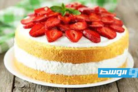 بطعم الفراولة المنعش.. حضّري كيكا إسفنجيا خفيفا يذوب في الفم