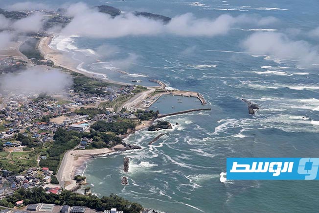 اليابان تخفض التحذير من تسونامي في عدة مناطق