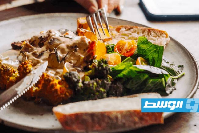 تحذير من مخاطر تناول الطعام بسرعة