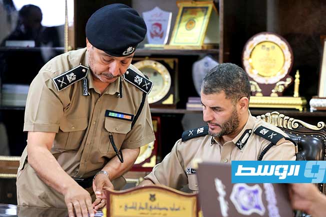 الطرابلسي يوقع قرارات ترقية وتسويات لـ6563 موظفًا بوزارة الداخلية