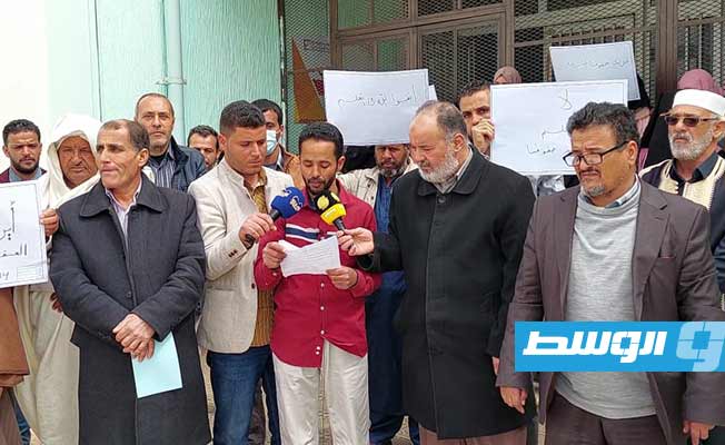 معلمو العقود ببلدية تينيناي يطالبون بصرف مرتباتهم