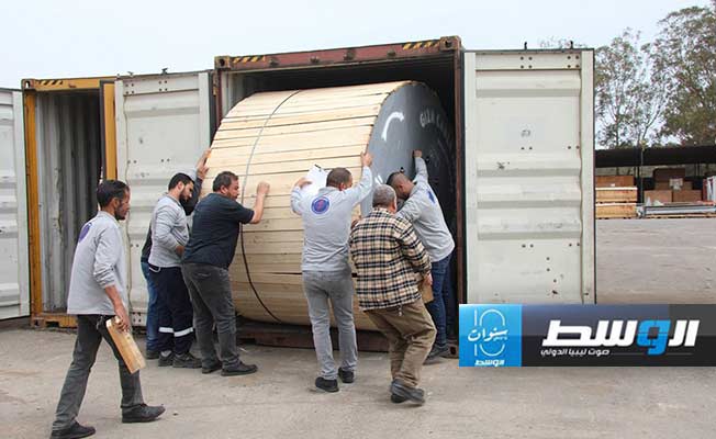 مخازن شركة الكهرباء تستقبل شحنة كوابل مصرية