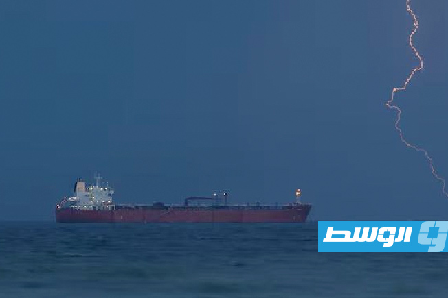 إصابة سفينة بمقذوف قبالة سواحل قطر