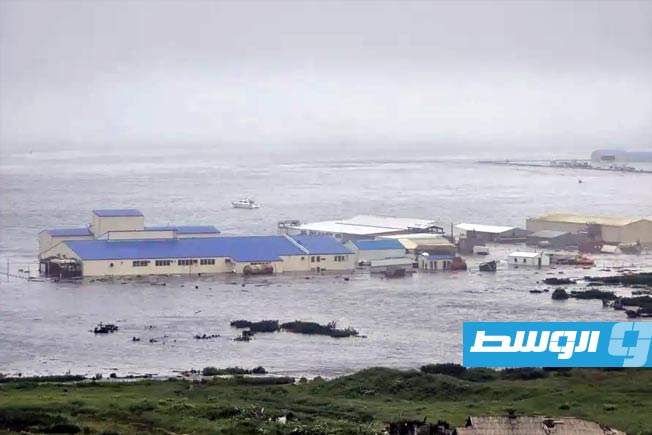 أمواج تسونامي تغمر بلدة روسية