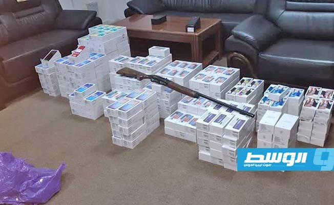 دورية من مركز شرطة رأس جدير تحبط تهريب 441 هاتف محمول إلى تونس