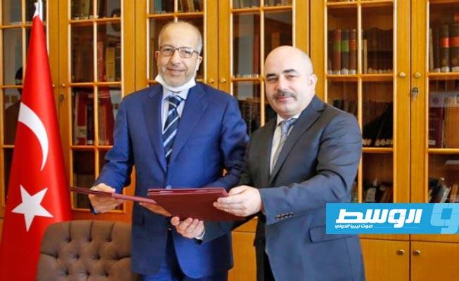 الكبير يوقع مذكرة تفاهم مع محافظ البنك المركزي التركي