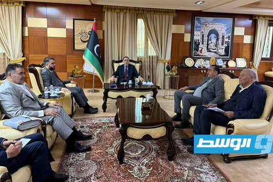 الحويج يبحث تطوير المنظومات الإلكترونية والموازنة الاستيرادية