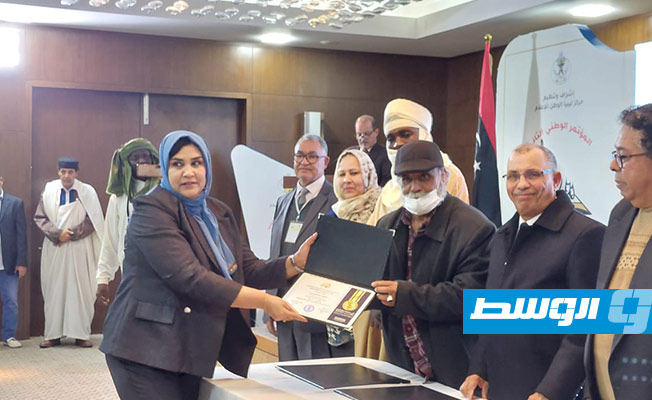 شهادة التميز لفتحية الجديدي في «مؤتمر الإعلاميين»