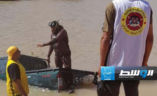 بالصور.. استخراج سيارة غارقة في مجرى سد وادي كعام