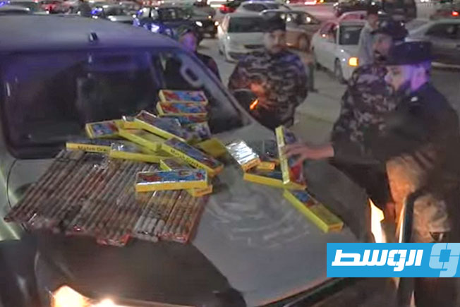 ضبط ألعاب نارية محظورة ودخان منتهي الصلاحية في الجبل الأخضر