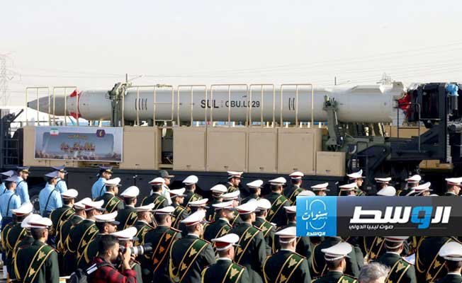 إيران تكشف عن مسيّرة وصاروخ باليستي جديدين