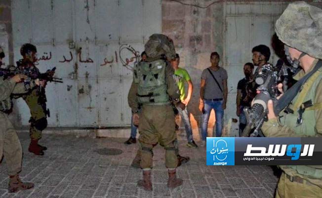 اعتقالات وتخريب محتويات منازل الفلسطينيين خلال مداهمات صهيونية بالضفة الغربية