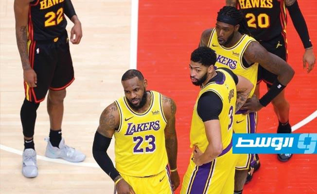 جيمس يقود ليكرز للفوز على أتلانتا وطرد مشجعين في دوري السلة الأميركي