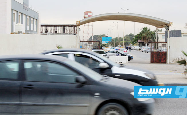 استكمال تركيب المطبات الصناعية أمام مطار معيتيقة