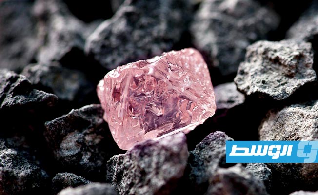 دراسة تكشف سر ندرة الألماس الوردي