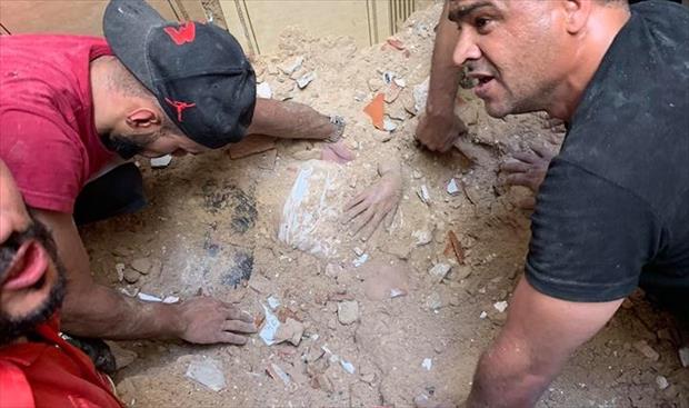 انتشال جثماني طفلين من تحت الأنقاض بعد انهيار جزئي لعمارة وسط طرابلس
