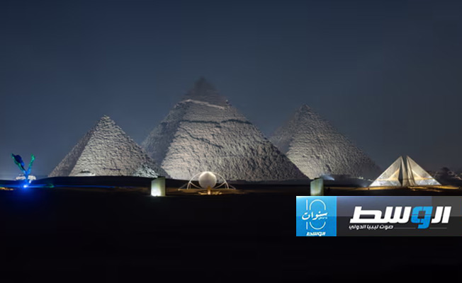 معرض فني على خلفية أهرامات الجيزة يمزج بين التاريخ القديم والإبداع الحديث (صور)