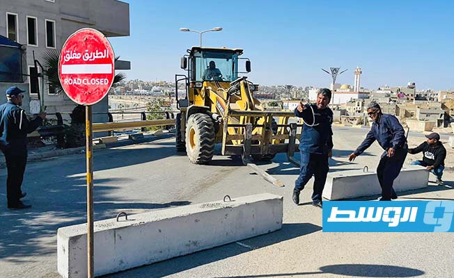 غلق الكوبري والطريق أسفل حي النور في طبرق