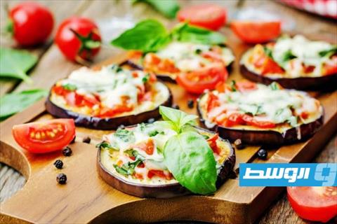 شرائح باذنجان بالجبن وصوص البيتزا