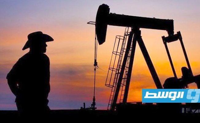 أسعار النفط تواصل الارتفاع مدعومة بتراجع الدولار