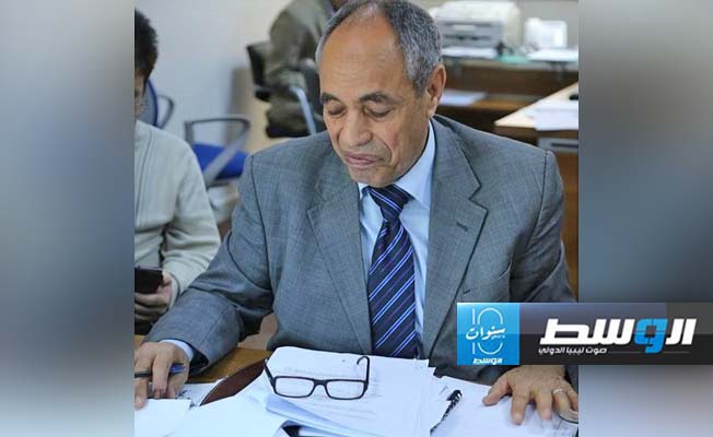 خبير قانوني: قرار «ضريبة الدولار» يفتقر إلى مبررات تضمن مشروعيته