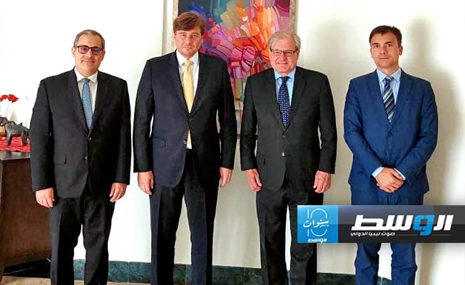 سفير إسبانيا يناقش مع المبعوث الأميركى الوضع السياسي الليبي