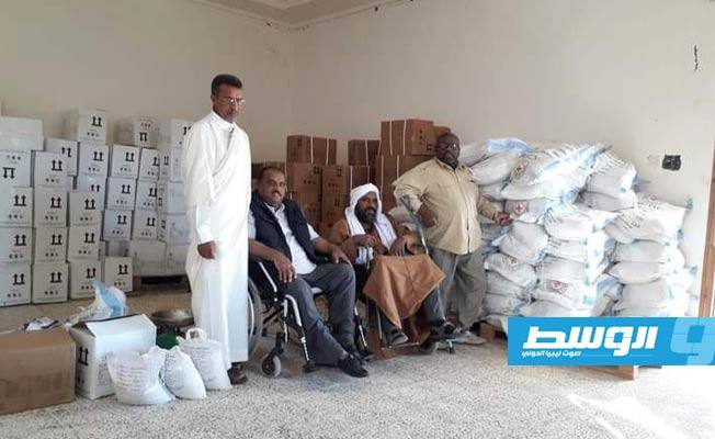 «الصليب الأحمر» يقدم مواد غذائية لرابطة ذوي الإعاقة ببلدية براك الشاطئ