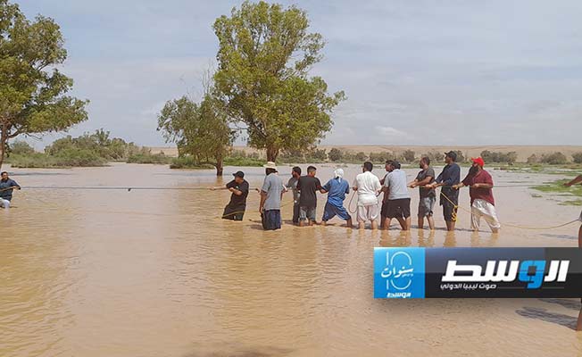 إنقاذ عالقين في مجرى وادي ترغالات (فيديو وصور)