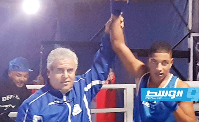 عبدالحكيم عمار يبدى إعجابه بالملاكم الصاعد الكراتي