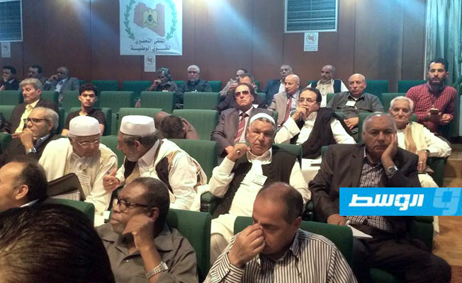 قيادي باللجان الثورية ينسحب من ملتقى مسؤولين في النظام السابق بسبب علم ليبيا