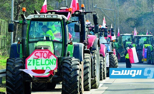مزارعون بولنديون يغلقون معبرًا حدوديًّا رئيسيًّا مع أوكرانيا لمنع مرور الشاحنات