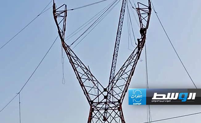 مد أسلاك كهرباء وتركيب أبراج على خط الرويس - أبوعرقوب