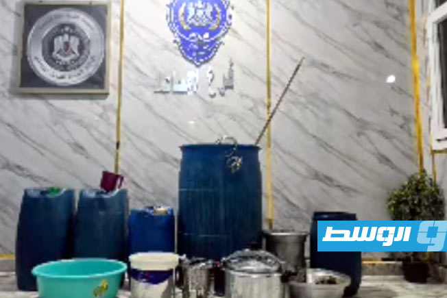 العثور على مصنع خمور خلال ضبط مطلوب في امساعد