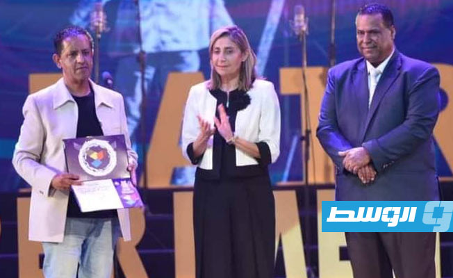 شهادة تقدير من «القاهرة للمسرح التجريبي» للمخرج عوض الفيتوري