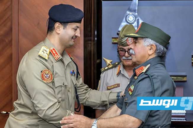 بحضور صدام.. الناظوري يسلم رئاسة الأركان العامة إلى خالد حفتر