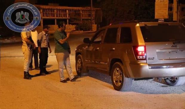 حملة لضبط السيارات المعتمة ودون لوحات في بنغازي