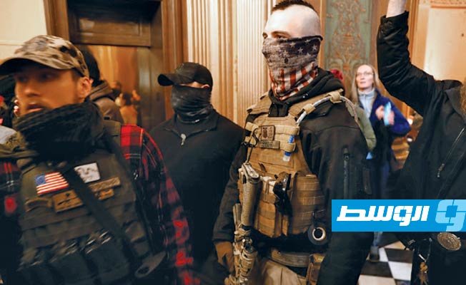 مسلحون يتظاهرون بمبنى «الكابيتول» بولاية ميشيغان ضد إجراءات الحجر الصحي