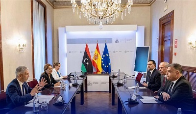 خالد مازن يبحث مع وزير الداخلية الإسباني إعادة القطع الأثرية المسروقة