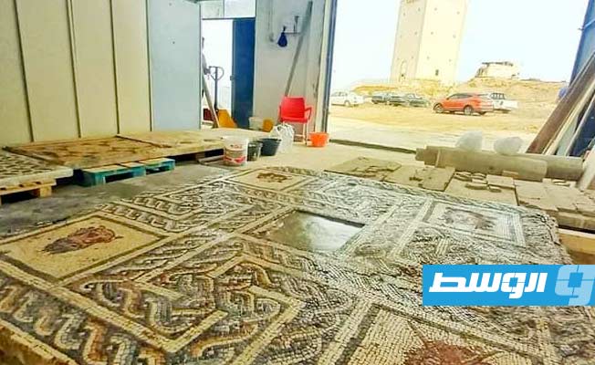 بالصور.. ترميم أرضيات فسيفساء مدينة برنيكي الأثرية