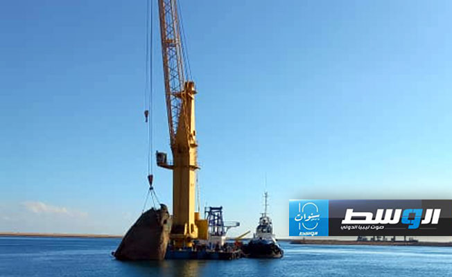 انتشال جرافتين غارقتين وكتل خرسانية من ميناء الخمس البحري