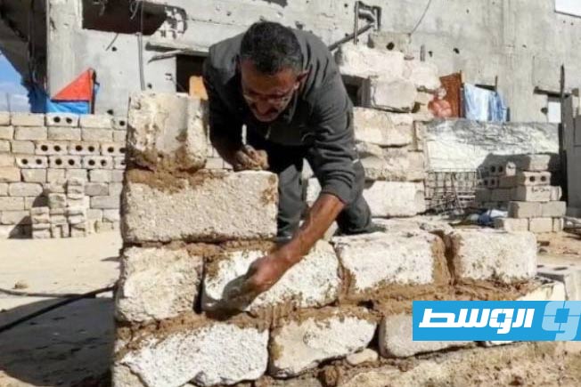 من الركام والصلصال.. غزة تستعيد «بيوت الطين» لمواجهة الحصار وبرد الشتاء