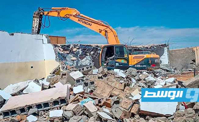 بالصور.. إزالة عشوائيات في حي الطيوري بسبها