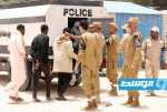 نقل مهاجرين من أجدابيا إلى مركز الإيواء في بنغازي تمهيدًا لترحيلهم